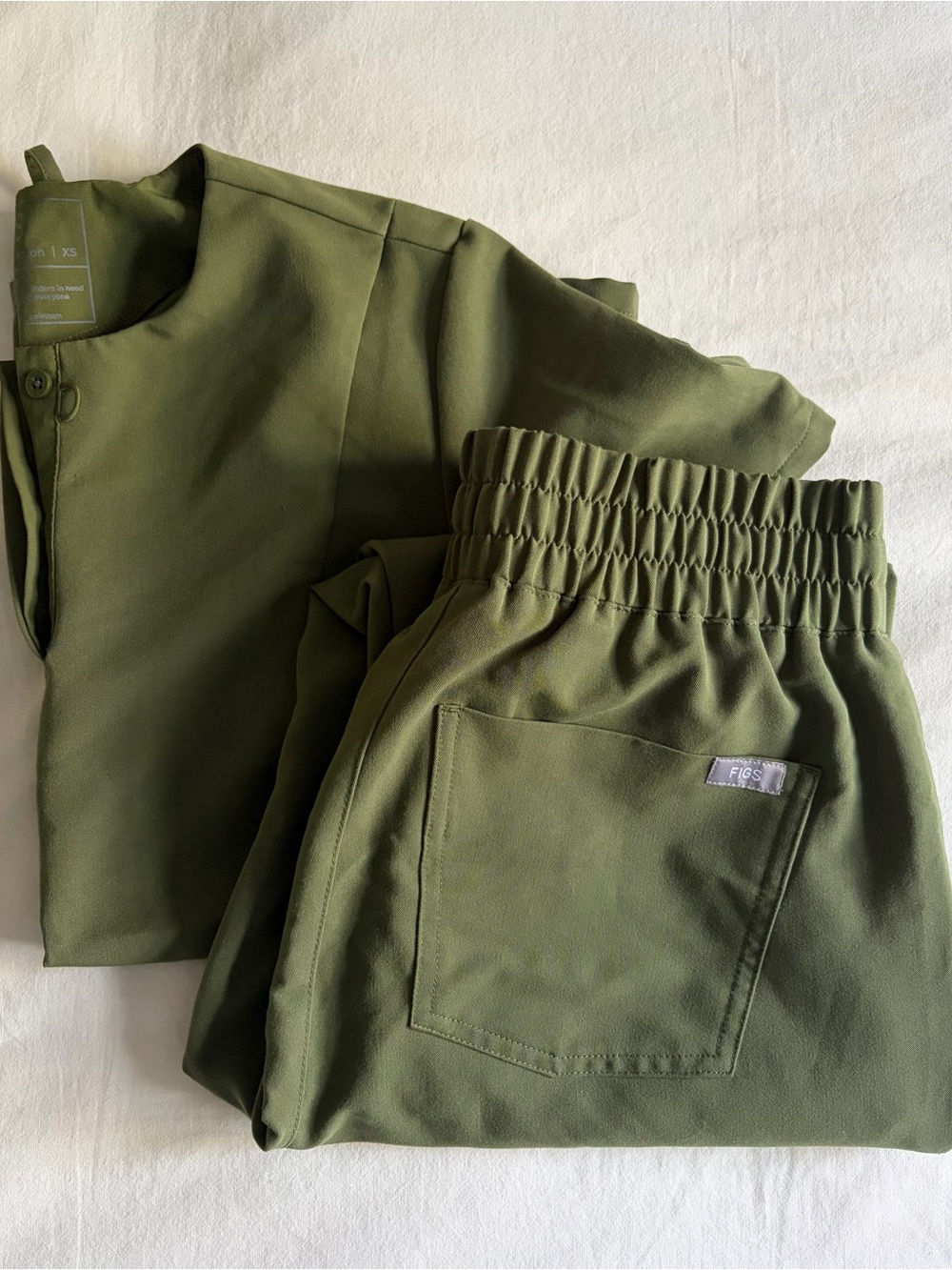 FIGS Women’s Dark Olive Scrub Set